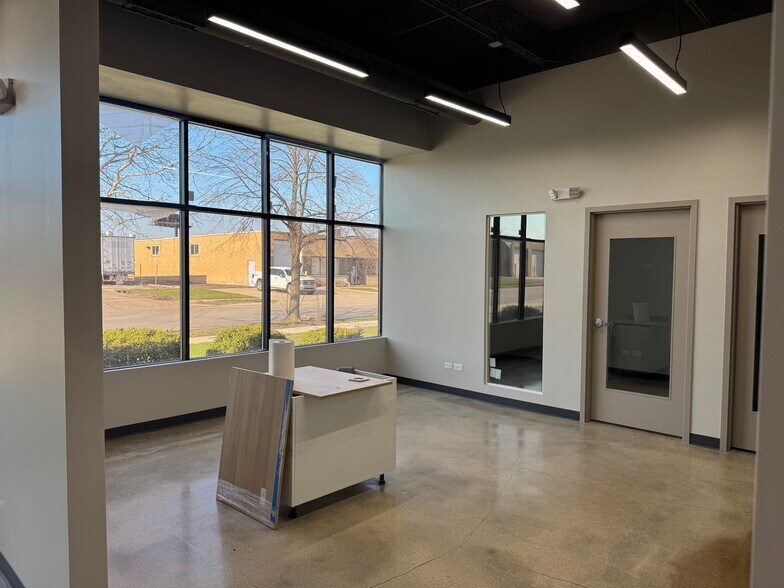 More Photos Of 945 Criss Cir, Elk Grove Village Light Manufacturing For Lease