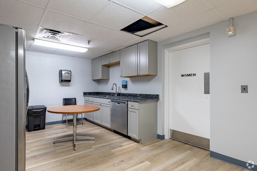 More Photos Of 424 E Grace St, Richmond Bank For Lease