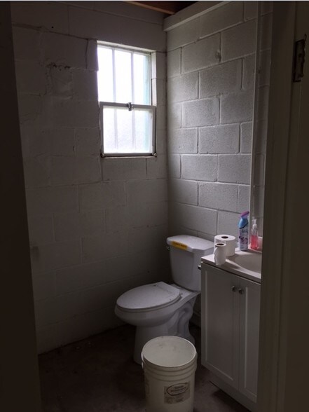 More Photos Of 92 Lewis St, San Antonio Warehouse For Lease