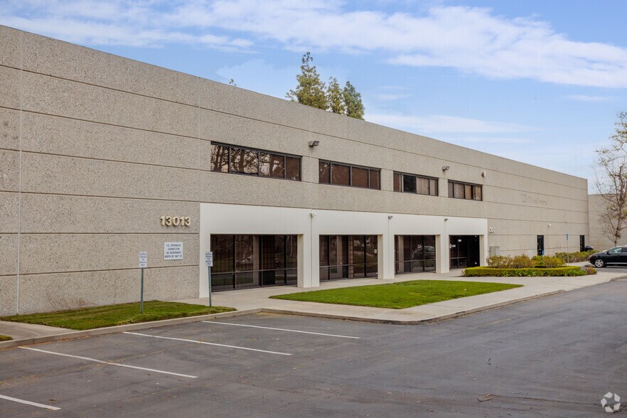 More Photos Of 13013-13017 166th St, Cerritos Warehouse For Lease