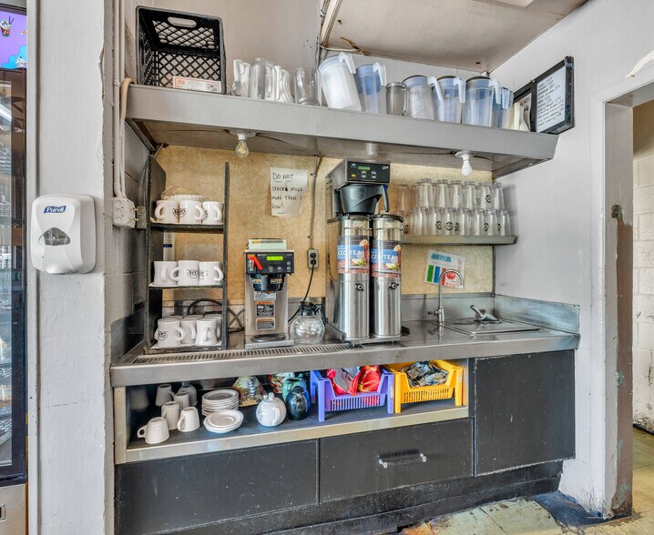 More Photos Of 601 Arizona Ave, Holton General Retail For Sale