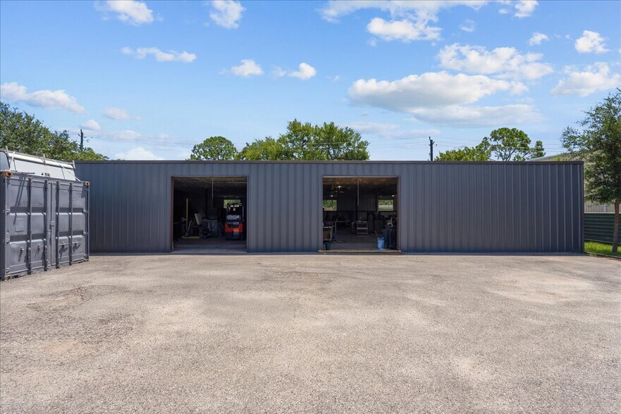 More Photos Of 2113 Garden Rd, Pearland Light Distribution For Sale