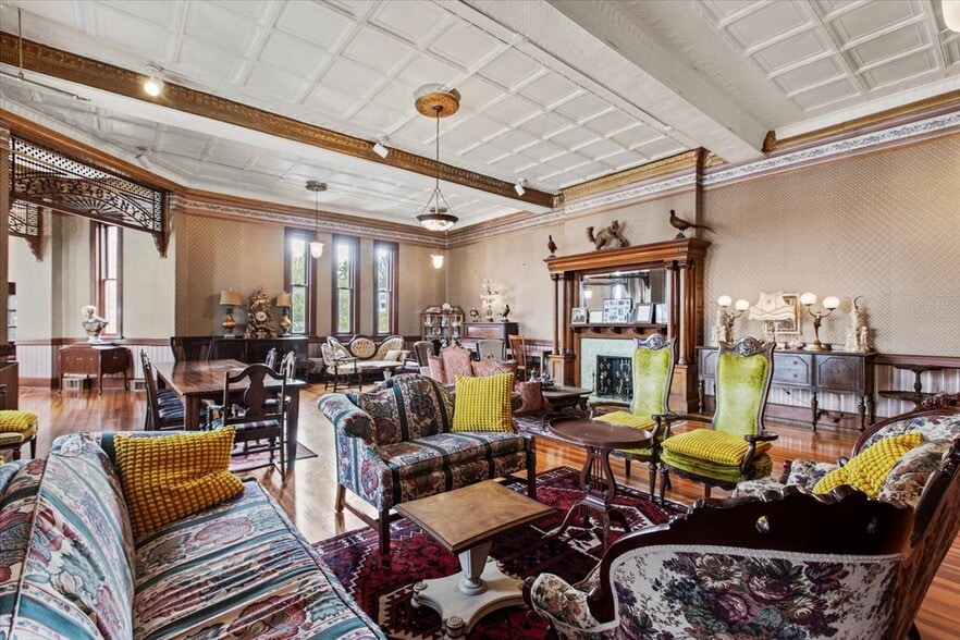 More Photos Of 49 Florida Ave, Amsterdam Hospitality For Sale