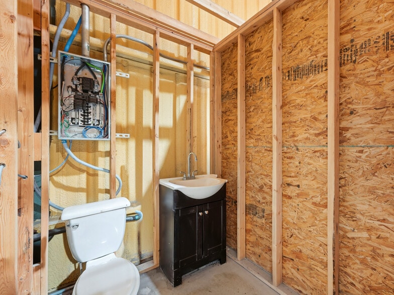More Photos Of 117 Business Dr W, Kerrville Warehouse For Sale