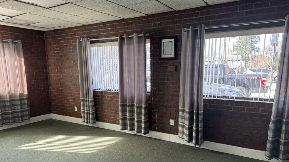 More Photos Of 3509 Boulevard, Colonial Heights Freestanding For Lease