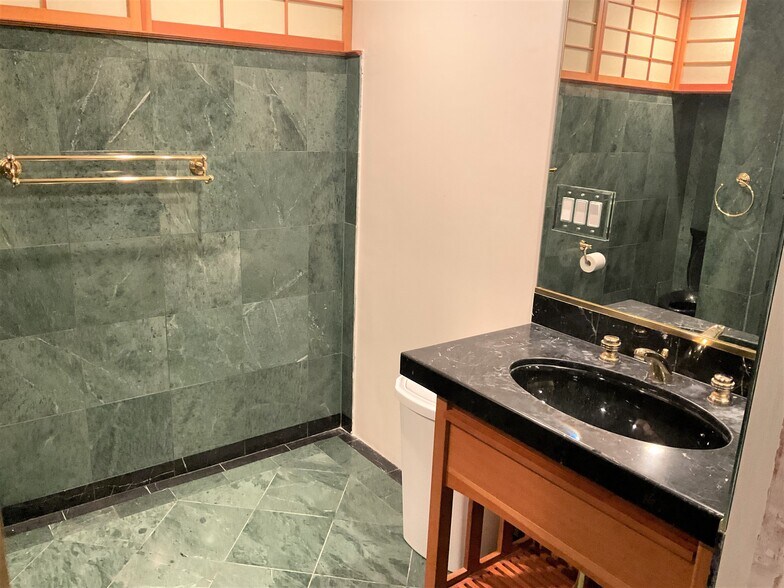 More Photos Of 1329-1399 E 28th St, Signal Hill Warehouse For Sale