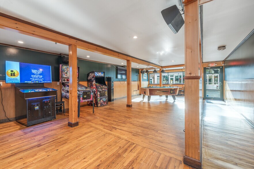 More Photos Of 30-32 Front St, Greenport Storefront Retail Residential For Sale