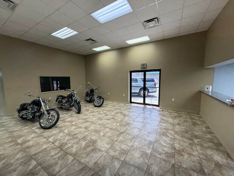 More Photos Of 15921 N Florida Ave, Lutz Warehouse For Lease