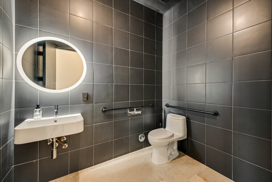 More Photos Of 1380 River Bend Dr, Dallas Office For Sale