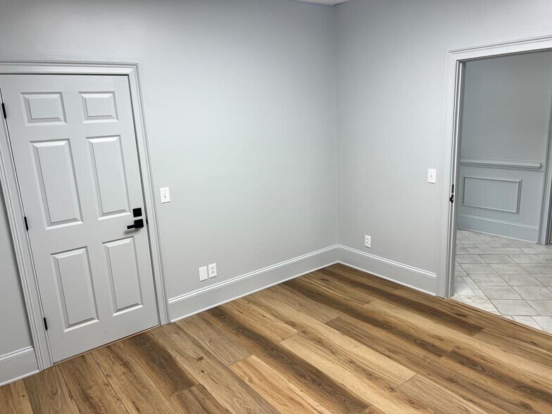 More Photos Of 122 N 3rd Ave, Chatsworth Office For Lease