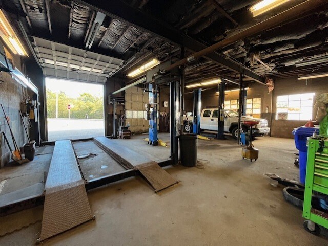More Photos Of 255 State St, Bristol Auto Repair For Sale