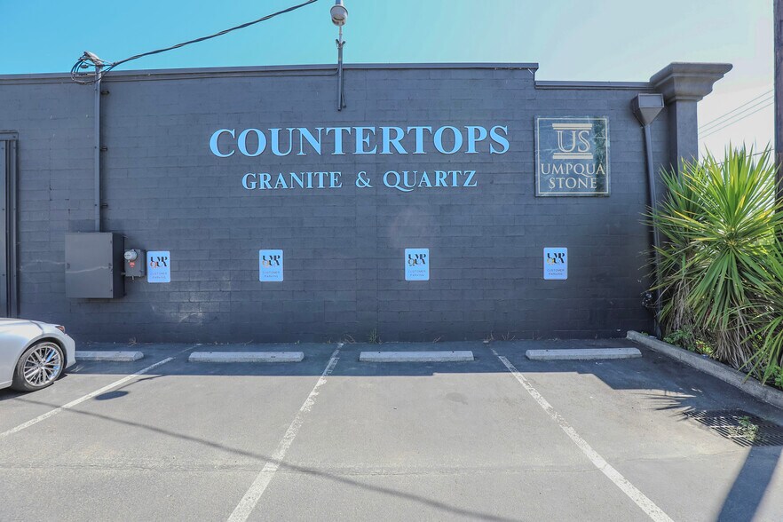 More Photos Of 403 NE Winchester St, Roseburg Freestanding For Sale