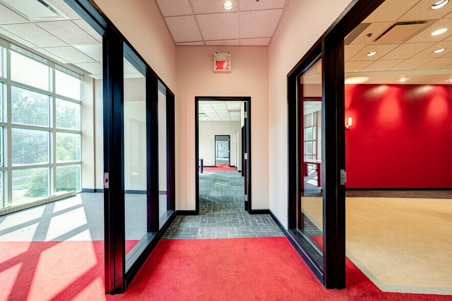 More Photos Of 867-877 Boul Jean-Paul-Vincent, Longueuil Warehouse For Lease