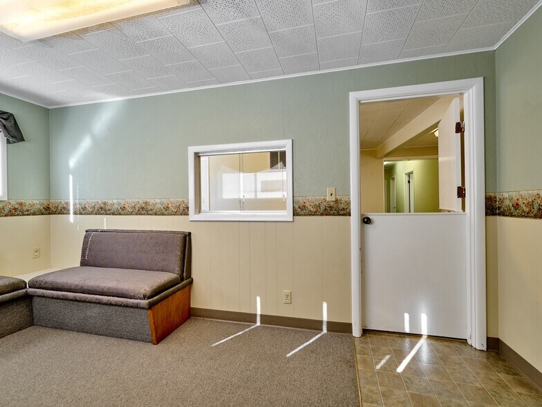 More Photos Of 122 Engle Ave, Molalla Office Residential For Sale