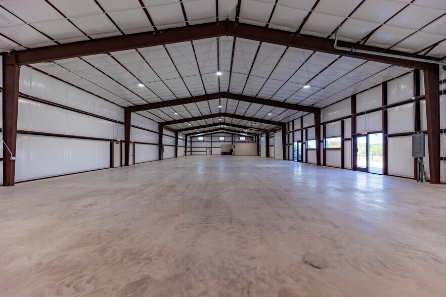 More Photos Of 6451 Silver Saddle Rd, Fort Worth Warehouse For Lease