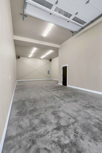 More Photos Of 217 Simmons St, Mccall Showroom For Sale