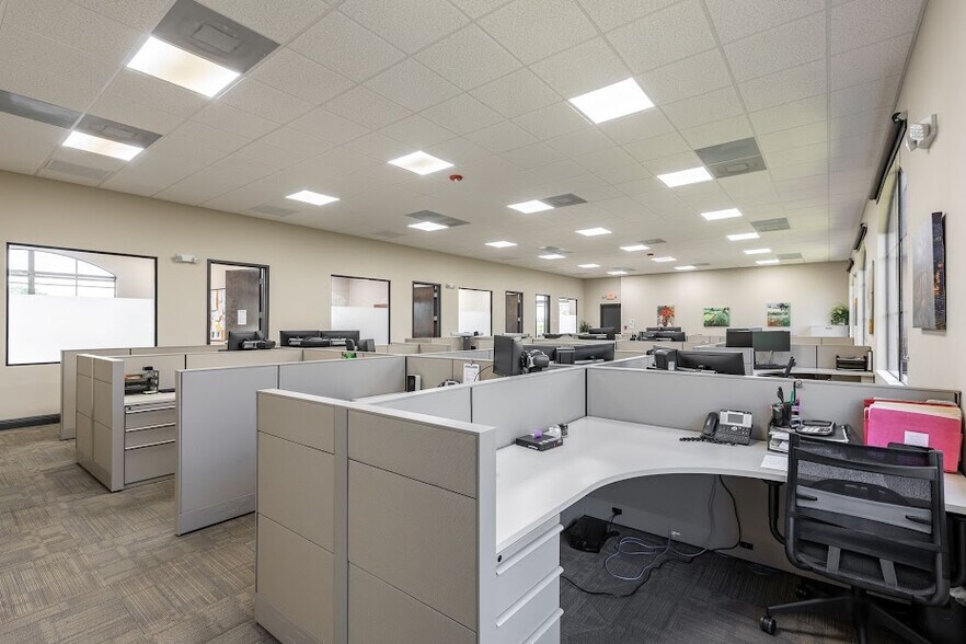 More Photos Of 422 NE 2nd Pl, Cape Coral Office For Lease