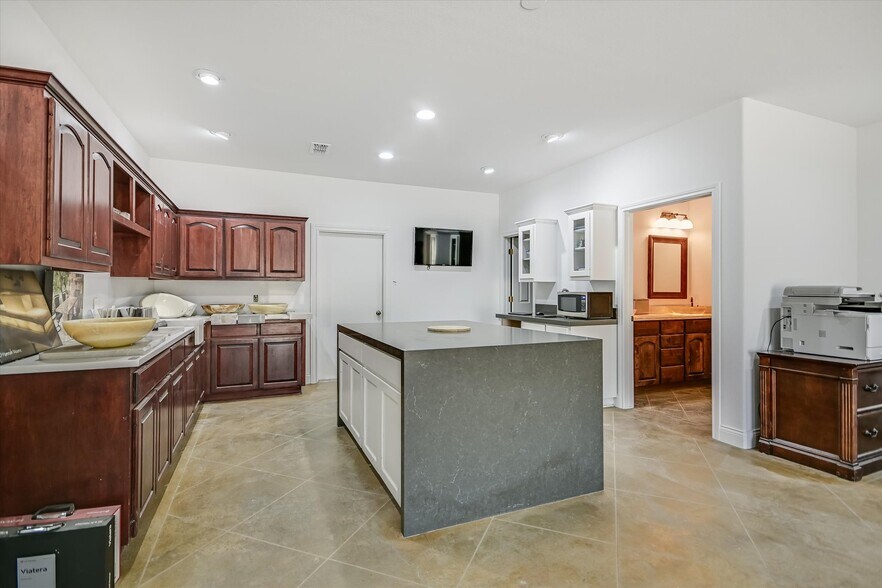 More Photos Of 22108 Odell Fairway Trl, Spicewood Industrial For Sale