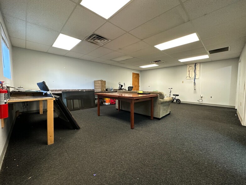 More Photos Of 6200 S 2nd St, Springfield Warehouse For Lease