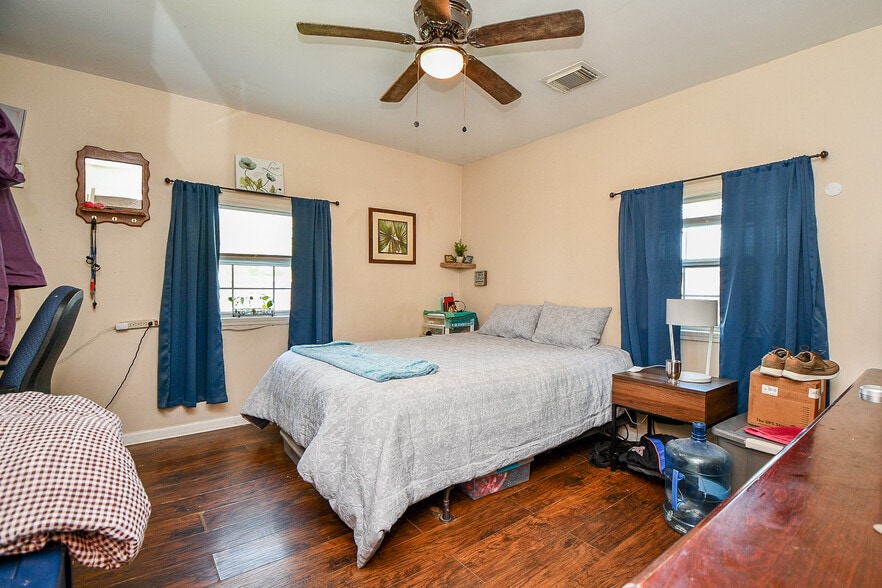 More Photos Of 2206 Hartwick Rd, Houston Contractor Storage Yard For Sale