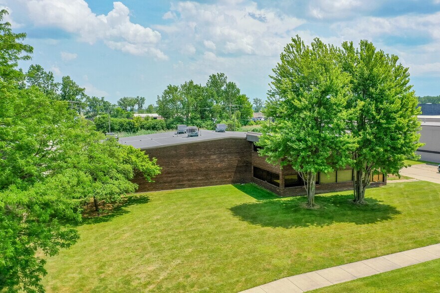 More Photos Of 42470 Executive Dr, Harrison Township Warehouse For Lease