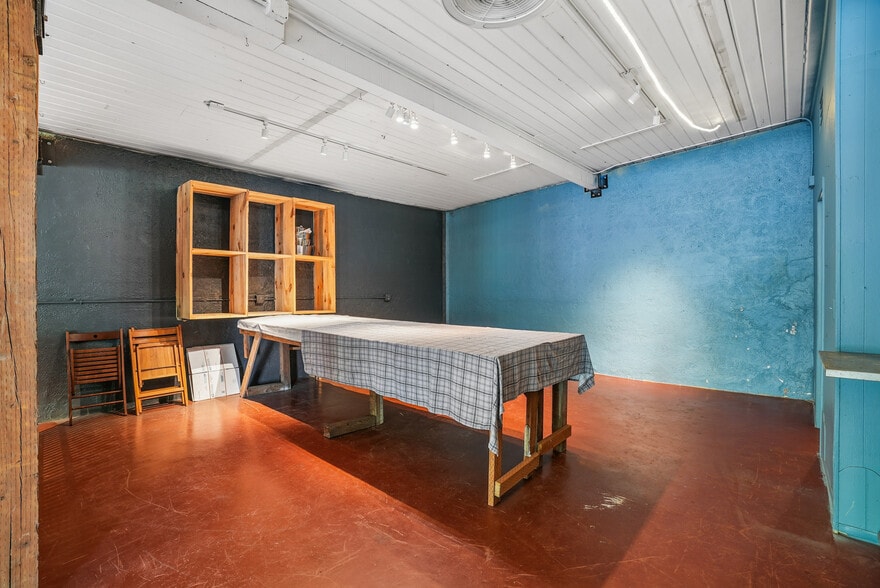 More Photos Of 1114 SE Clay St, Portland Freestanding For Sale