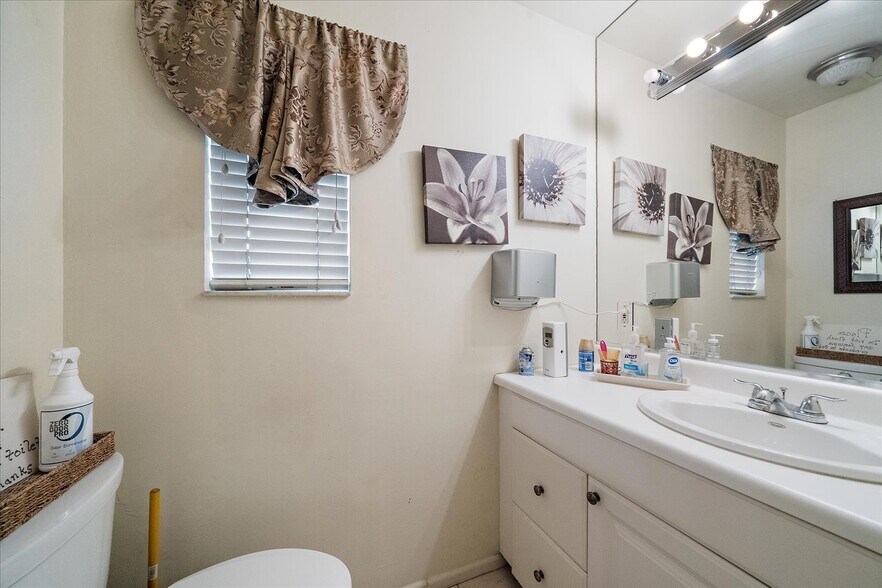 More Photos Of 3932 Swift Rd, Sarasota Office For Sale