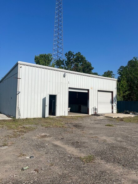 More Photos Of 7911 Yale, Houston Warehouse For Lease