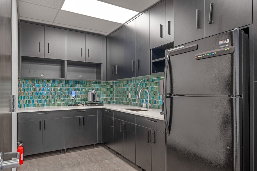 More Photos Of 1105 E County Line Rd, Lakewood Office For Lease