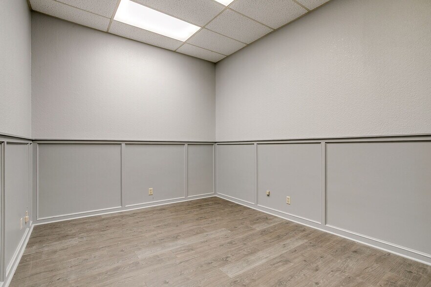 More Photos Of 1340 S main St, Grapevine Office For Lease