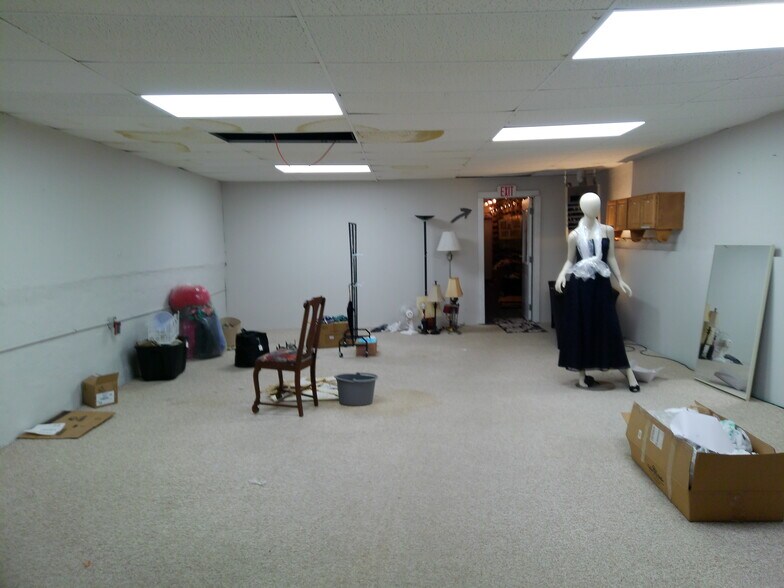 More Photos Of 106 S Anderson St, Elwood Storefront Retail Office For Lease