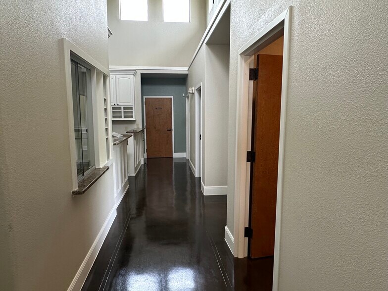 More Photos Of 3120 Medpark Dr, Denton Medical For Sale