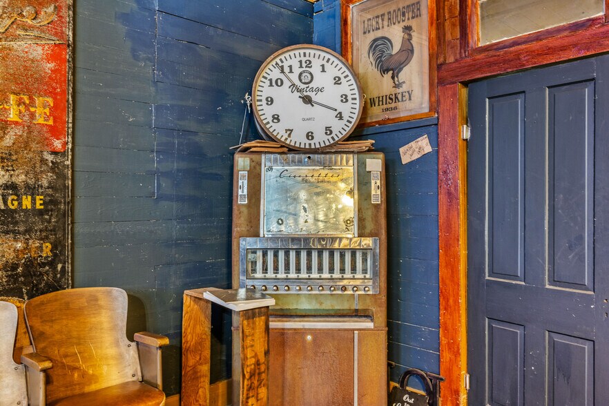 More Photos Of 12528 FM 109, Industry Bar For Sale