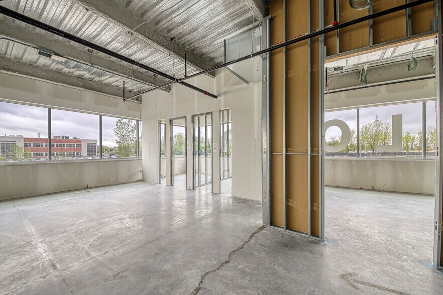 More Photos Of 3105 Pl Louis-R.-Renaud, Laval Office For Lease