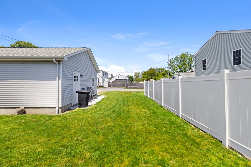 More Photos Of 3055 E Main Rd, Portsmouth Flex For Sale