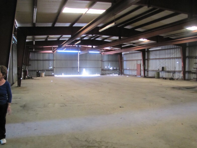More Photos Of 4710 IH-35 South Fwy, New Braunfels Warehouse For Lease
