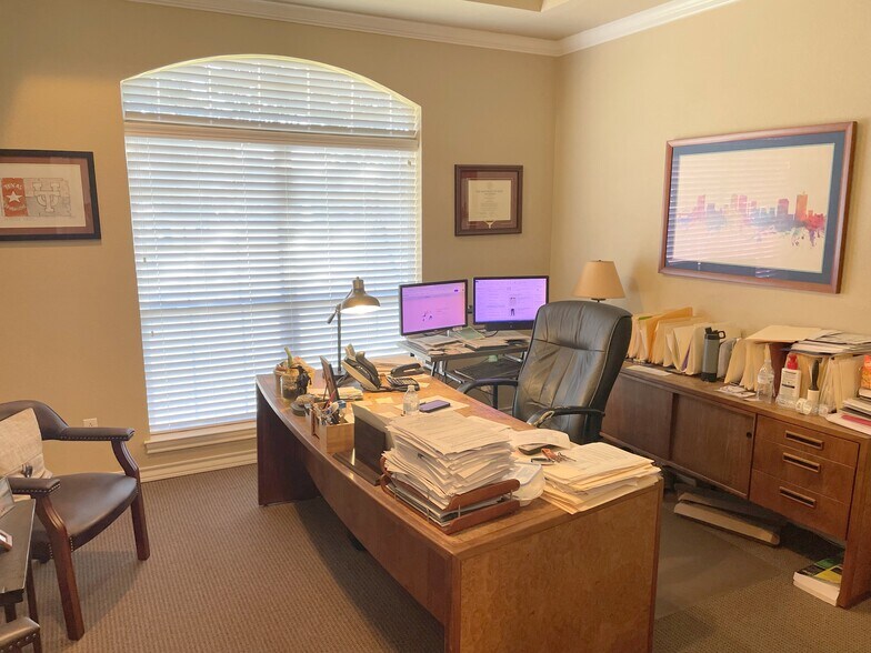 More Photos Of 2931 Oak Park Cir, Fort Worth Office For Lease