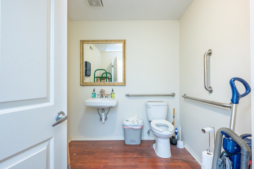 More Photos Of 17 Main St SE, Bondurant Freestanding For Sale