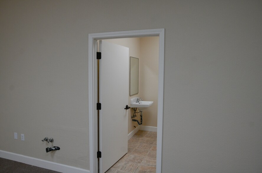 More Photos Of 50 Eagle Rock Way, Brentwood Storefront Retail Office For Lease