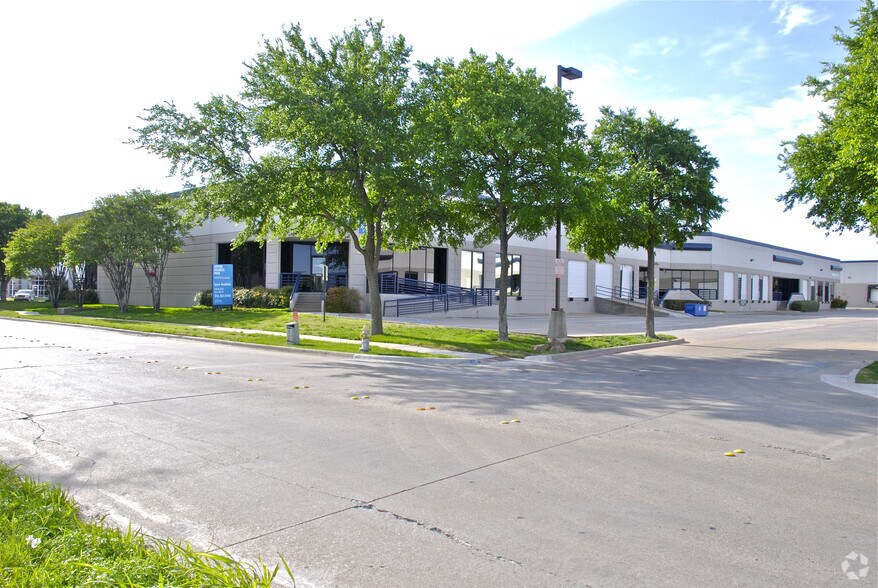 More Photos Of 2552 Summit Ave, Plano Showroom For Lease