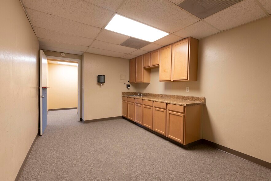 More Photos Of 1203 SE 9th Ter, Cape Coral Light Distribution For Lease