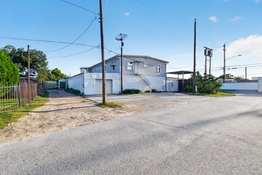 More Photos Of 702 Marcella St, Houston General Retail For Sale