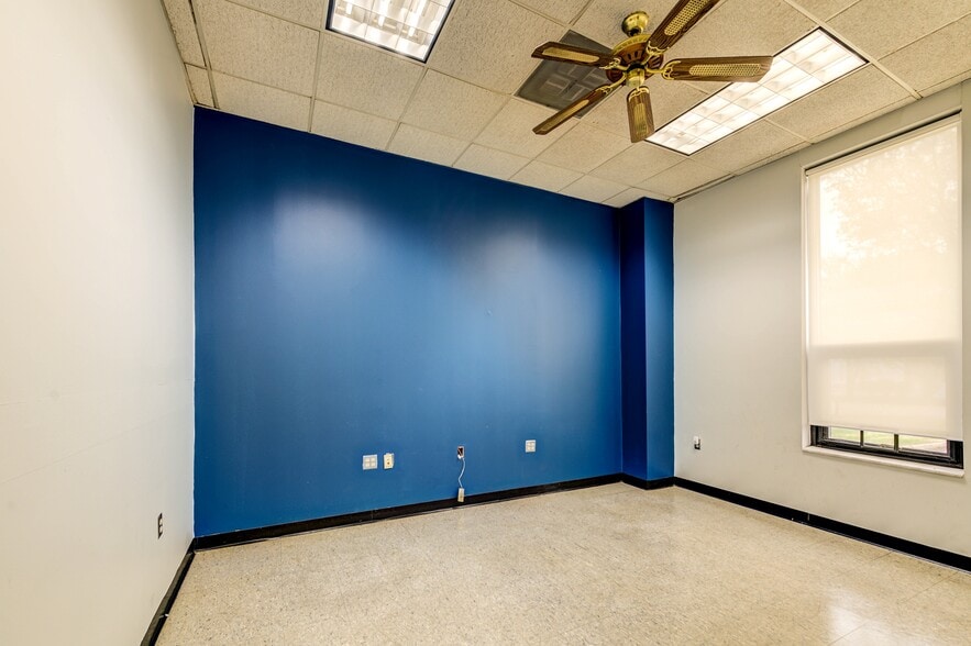 More Photos Of 617 Cepi Dr, Chesterfield Warehouse For Lease