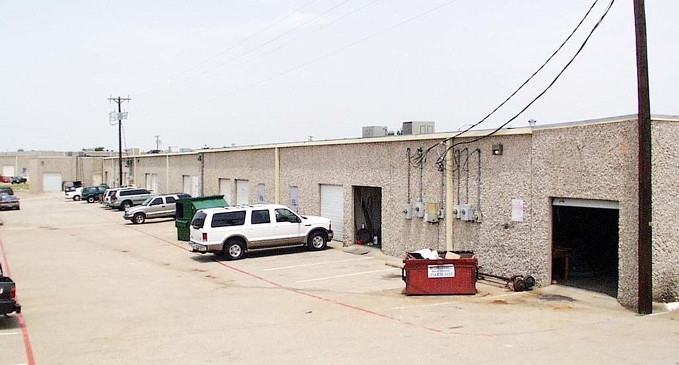 More Photos Of 4300-4324 Sunbelt Dr, Addison Light Distribution For Lease