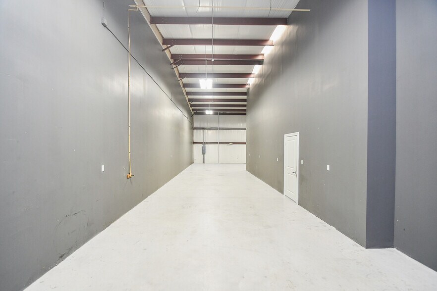 More Photos Of 21621 Rhodes Rd, Spring Warehouse For Lease