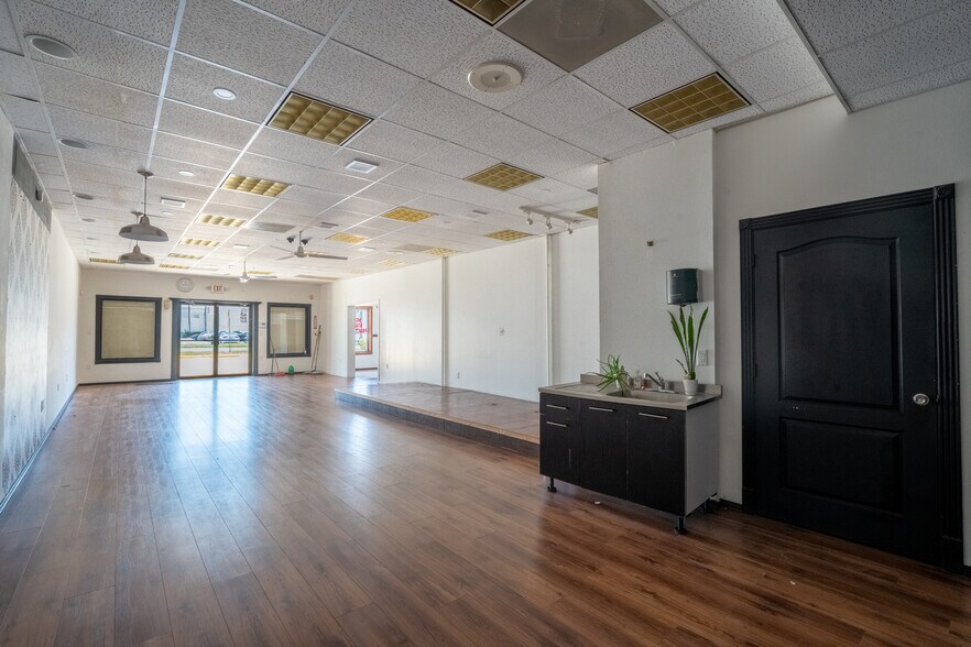 More Photos Of 1912 S Main St, McAllen Storefront For Lease