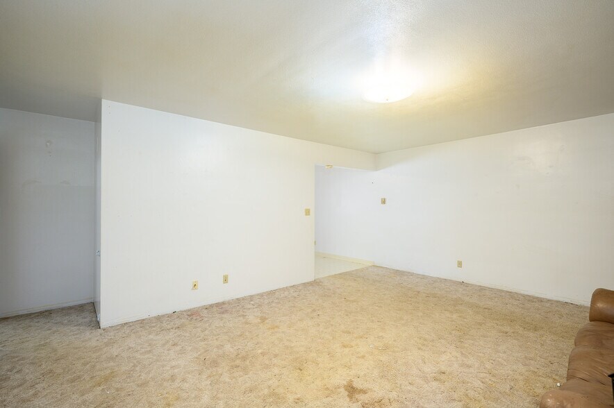 More Photos Of 229 E Monroe St, Carlton Apartments For Sale