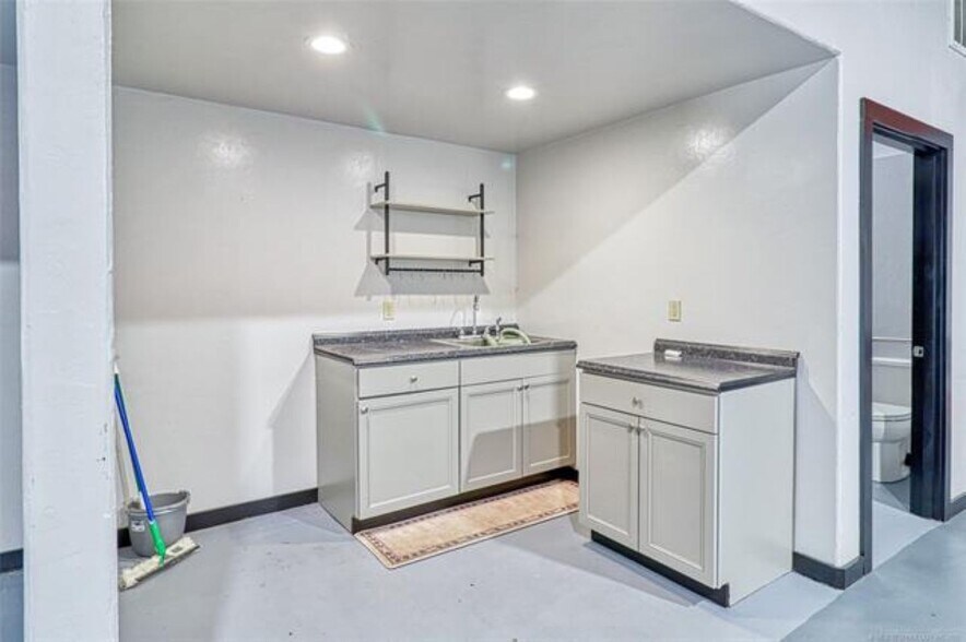 More Photos Of 111-117 S Main St, Eufaula Office For Sale