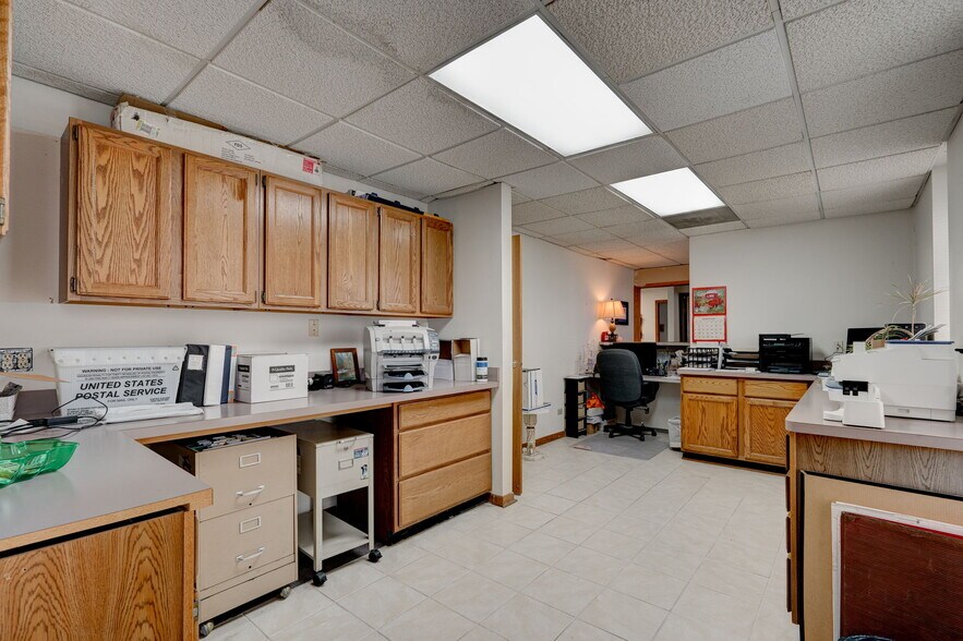 More Photos Of 17585 S Paxton Ave, Lansing Light Distribution For Sale