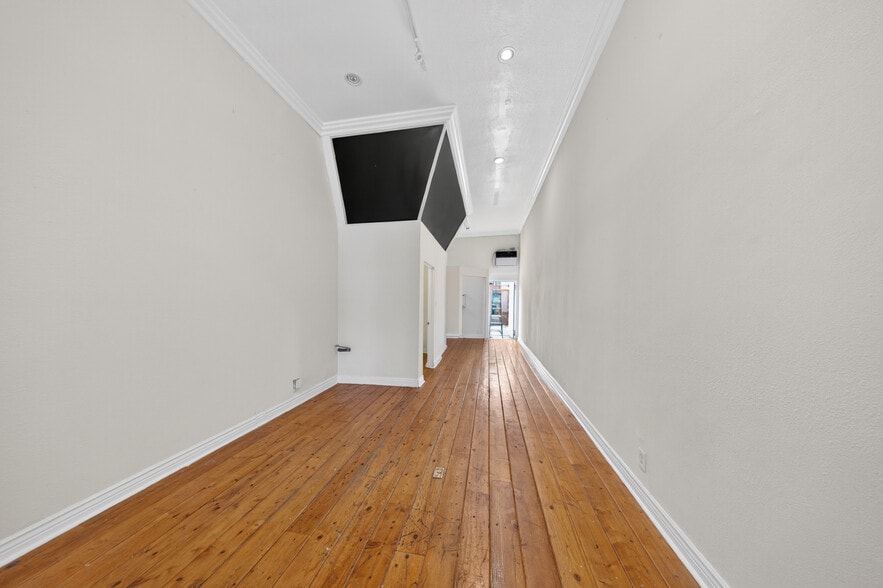 More Photos Of 7013 Reseda Blvd, Reseda Storefront For Lease